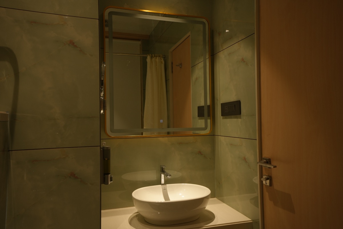 Bath Tub Room